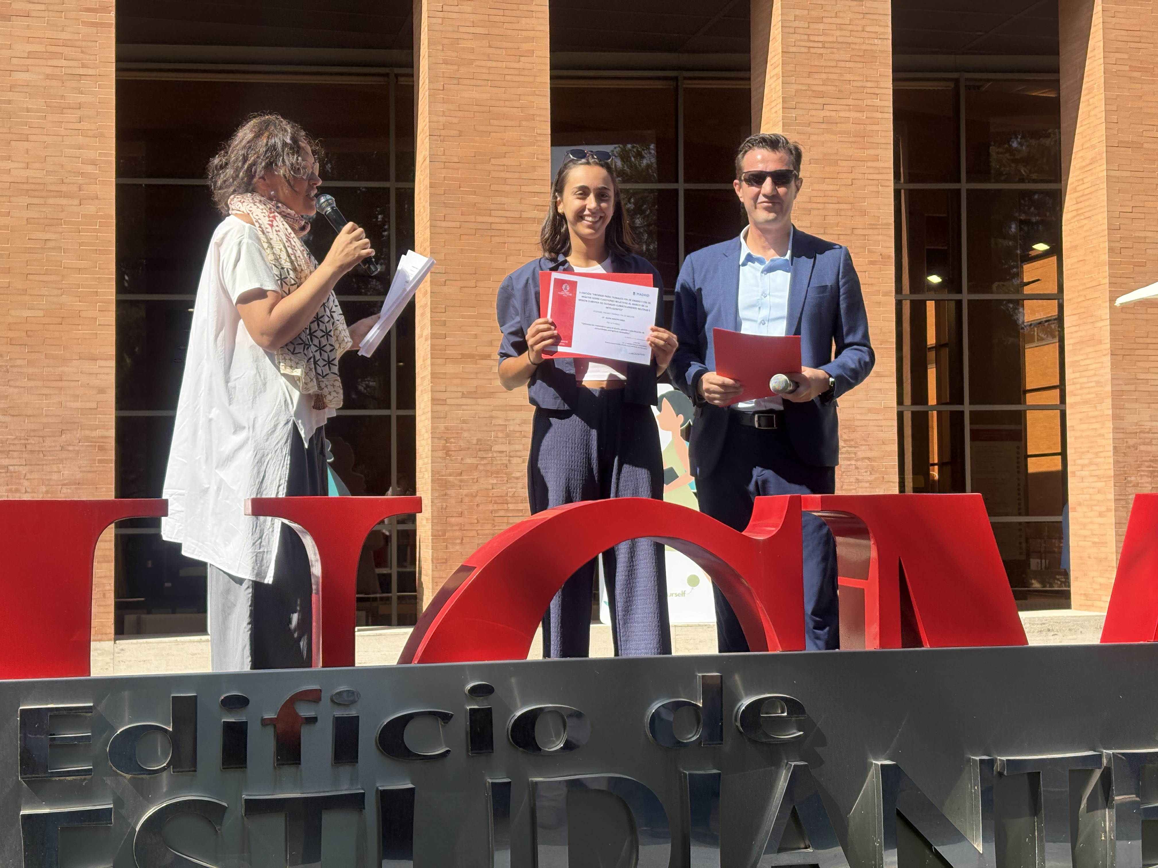 La estudiante Silvia Benito Orea recibe uno de los premios Neutral City por su TFM del máster TECI (17/09/2026) 